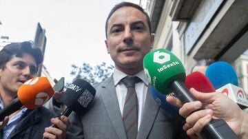 Juan Lobato atiende a los medios a su salida del Supremo