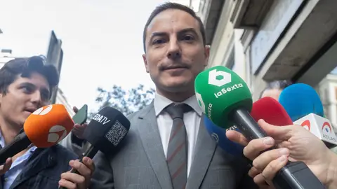 Juan Lobato atiende a los medios a su salida del Supremo Juan Lobato atiende a los medios a su salida del Supremo