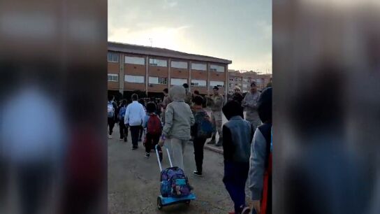 Ni&ntilde;os al colegio Benet&uacute;ser