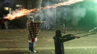 Manifestantes protestan en la capital de Georgia tras la decisi&oacute;n del gobierno de suspender conversaciones con la UE