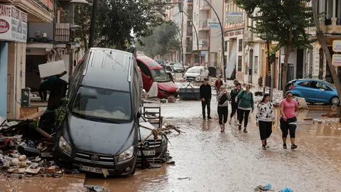 Calle cubierta de lodo y coches amontonados tras la DANA en Valencia. Calle cubierta de lodo y coches amontonados tras la DANA en Valencia.