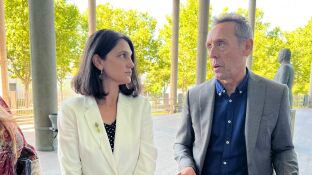 La portavoz adjunta del PSOE en la Asamblea de Madrid, Pilar S&aacute;nchez Acera, junto con el diputado regional Fernando Fern&aacute;ndez