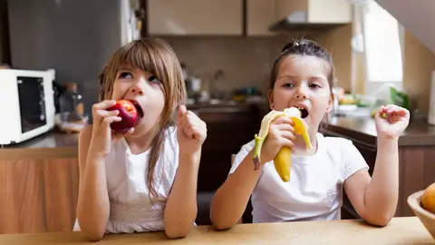 Niñas comiendo fruta Niñas comiendo fruta