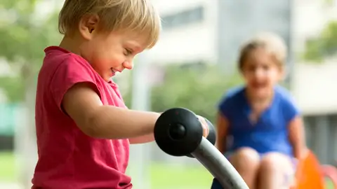 Niños jugando en el parque Niños jugando en el parque