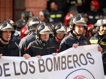 Bomberos de toda España se concentran en Madrid para exigir una Ley nacional que les coordine para actuar ante catástrofes