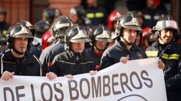 Bomberos de toda España se concentran en Madrid para exigir una Ley nacional que les coordine para actuar ante catástrofes