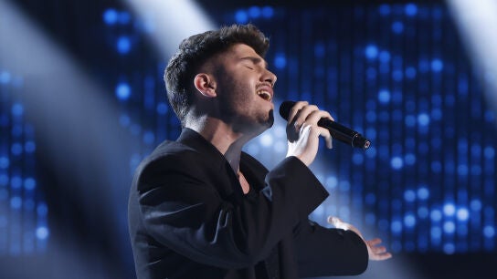 Erwin se luce en La Voz con este temazo de Withney Houston