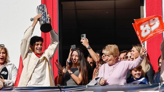 Jorge Martín levanta el trofeo de campeones de MotoGP en el balcón del Ayuntamiento de San Sebastián de los Reyes Jorge Martín levanta el trofeo de campeones de MotoGP en el balcón del Ayuntamiento de San Sebastián de los Reyes