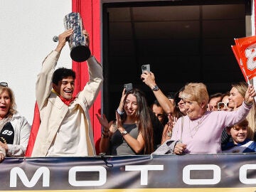 Jorge Martín levanta el trofeo de campeones de MotoGP en el balcón del Ayuntamiento de San Sebastián de los Reyes