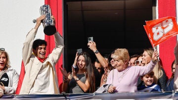 Jorge Martín levanta el trofeo de campeones de MotoGP en el balcón del Ayuntamiento de San Sebastián de los Reyes