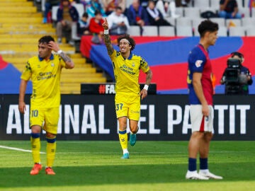 Fábio Silva celebra su gol en Montjuic