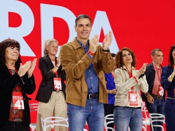 El presidente del Gobierno, Pedro Sánchez, la presidenta del PSOE, Cristina Narbona y la vicesecretaria general del PSOE y ministra de Hacienda, María Jesús Montero al comienzo del 41 Congreso Federal del PSOE