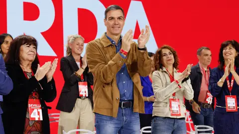 El presidente del Gobierno, Pedro Sánchez, la presidenta del PSOE, Cristina Narbona y la vicesecretaria general del PSOE y ministra de Hacienda, María Jesús Montero al comienzo del 41 Congreso Federal del PSOE El presidente del Gobierno, Pedro Sánchez, la presidenta del PSOE, Cristina Narbona y la vicesecretaria general del PSOE y ministra de Hacienda, María Jesús Montero al comienzo del 41 Congreso Federal del PSOE
