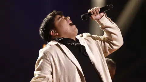 Una versión que nos ha tocado el corazón: Alan deslumbra en el escenario con ‘A Thousand years’ Una versión que nos ha tocado el corazón: Alan deslumbra en el escenario con ‘A Thousand years’