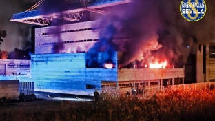 Imagen del incendio en el Auditorio Roc&iacute;o Jurado de Sevilla
