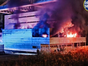 Imagen del incendio en el Auditorio Rocío Jurado de Sevilla