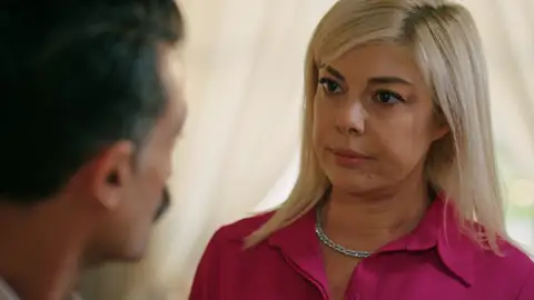 Los Korhan engañan a Kazim para proteger a Ferit: “La foto es de antes de la boda” Los Korhan engañan a Kazim para proteger a Ferit: “La foto es de antes de la boda”