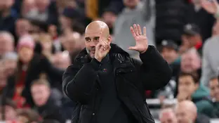 Pep Guardiola muestra seis dedos en referencia a sus seis Premier League Pep Guardiola muestra seis dedos en referencia a sus seis Premier League