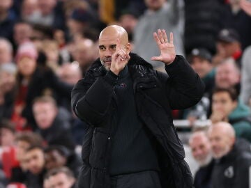 Pep Guardiola muestra seis dedos en referencia a sus seis Premier League