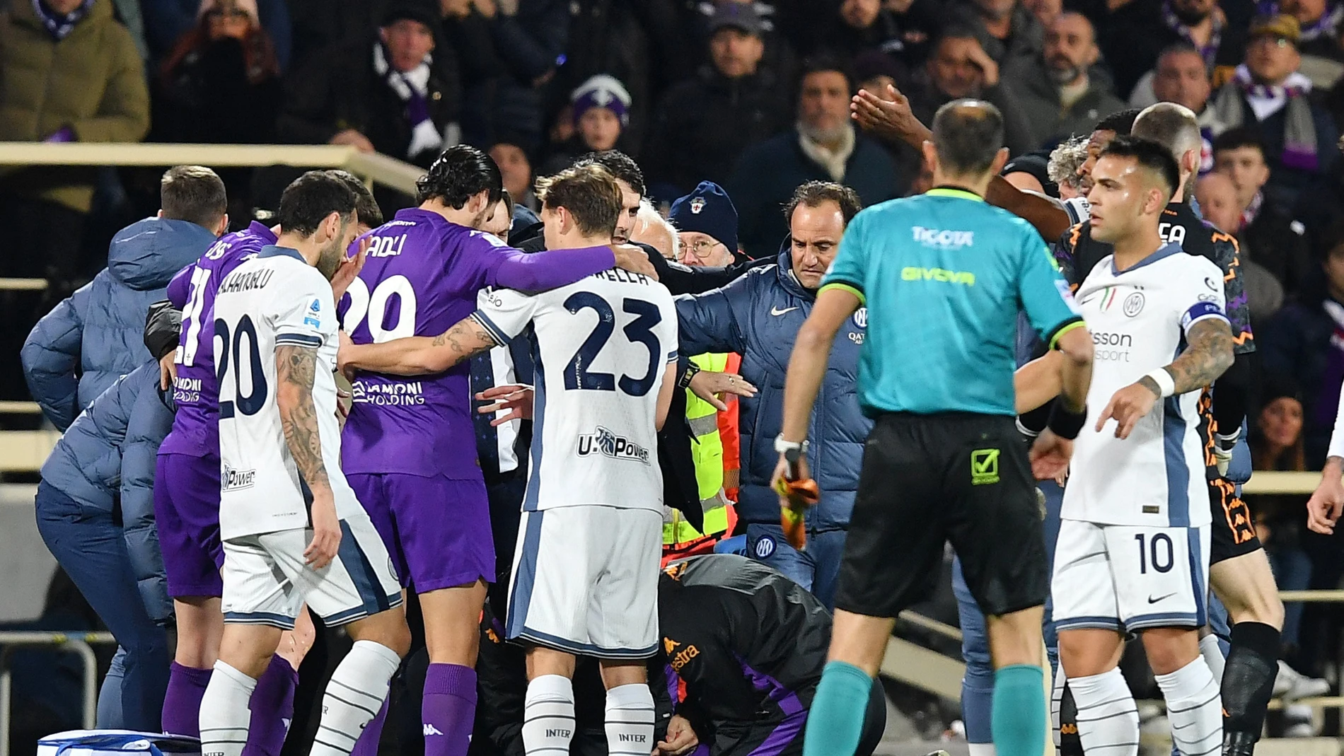 Edoardo Bove, en el momento de ser asistido tras desplomarse sobre el césped Edoardo Bove, en el momento de ser asistido tras desplomarse sobre el césped