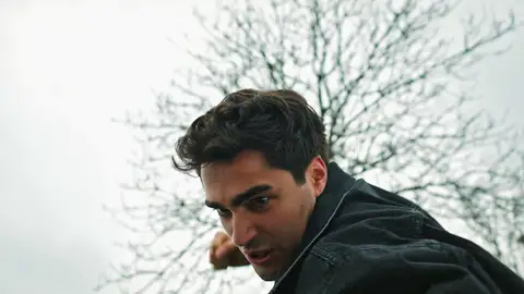 Ferit pierde los papeles al hablar con el periodista y le da una brutal paliza Ferit pierde los papeles al hablar con el periodista y le da una brutal paliza