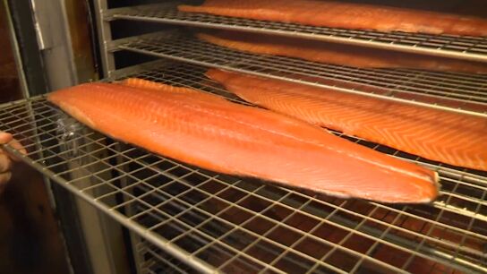 El salm&oacute;n que se ah&uacute;ma en Espa&ntilde;a con maderas naturales