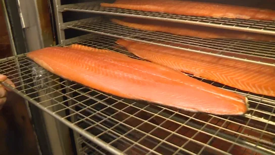 El salmón que se ahúma en España con maderas naturales El salmón que se ahúma en España con maderas naturales