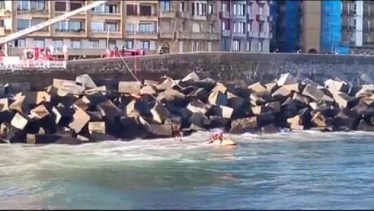 Un hombre roba a un vendedor de la ONCE, huye al r&iacute;o Urumea y termina rescatado por los bomberos