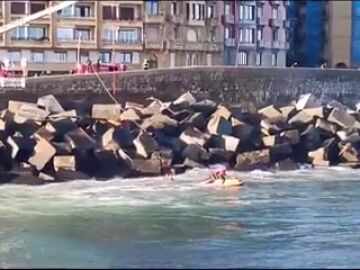 Un hombre roba a un vendedor de la ONCE, huye al río Urumea y termina rescatado por los bomberos