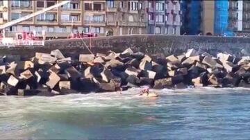 Un hombre roba a un vendedor de la ONCE, huye al río Urumea y termina rescatado por los bomberos