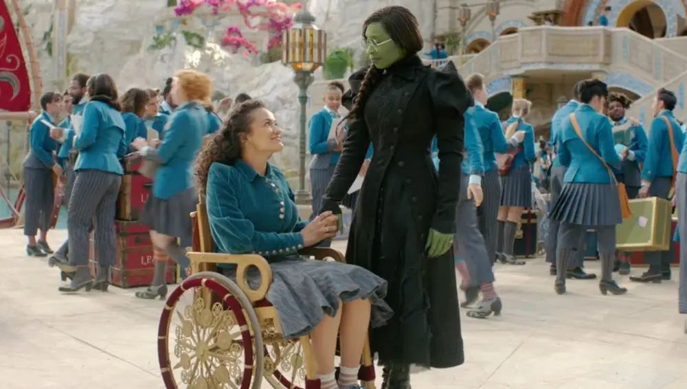 Marissa Bode (Nessarose) y Cynthia Erivo (Elphaba) en Wicked Marissa Bode (Nessarose) y Cynthia Erivo (Elphaba) en Wicked