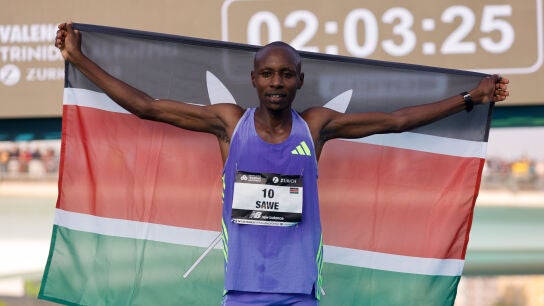 El keniata Sabastian Sawe celebra su victoria en la cuadrag&eacute;sima cuarta edici&oacute;n de la Marat&oacute;n Valencia Trinidad Alfonso 