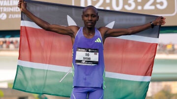 El keniata Sabastian Sawe celebra su victoria en la cuadragésima cuarta edición de la Maratón Valencia Trinidad Alfonso 