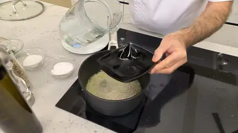 Incorpora el arroz y cúbrelo con agua Incorpora el arroz y cúbrelo con agua