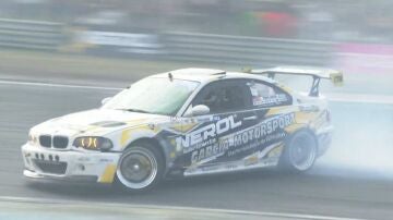 Un coche haciendo drifting en el Circuito del Jarama