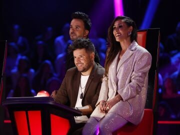 Luis Fonsi, Pablo L&oacute;pez y Mal&uacute; disfrutando de la actuaci&oacute;n de Antonio Orozco