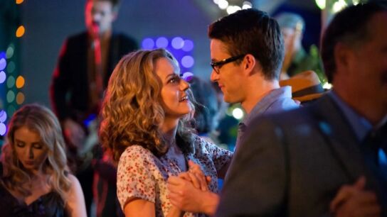Hilarie Burton y Robert Buckley en Navidad por contrato