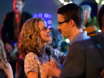 Hilarie Burton y Robert Buckley en Navidad por contrato Hilarie Burton y Robert Buckley en Navidad por contrato