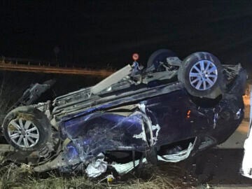 Imagen del coche en el que murió una mujer en Guadahortuna