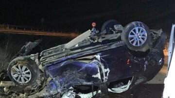 Imagen del coche en el que murió una mujer en Guadahortuna