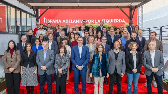 Sánchez pide al PSOE que se ponga las pilas y engrase la maquinaria electoral en la primera reunión de la nueva ejecutiva Sánchez pide al PSOE que se ponga las pilas y engrase la maquinaria electoral en la primera reunión de la nueva ejecutiva