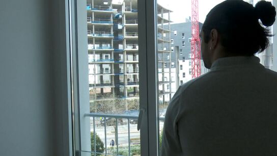 Un joven contemplando la construcci&oacute;n de un bloque de pisos