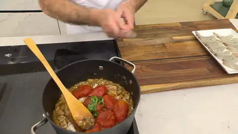 Incorpora los tomates, el estragón y cubre todo con agua Incorpora los tomates, el estragón y cubre todo con agua