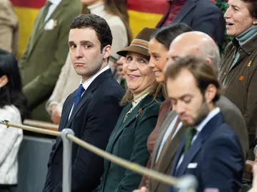 La infanta Elena, junto a sus hijos Froilán y Victora Federica La infanta Elena, junto a sus hijos Froilán y Victora Federica