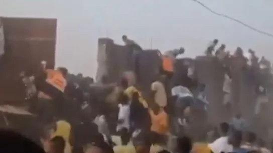 Imágenes de los enfrentamientos tras un partido en Guinea Imágenes de los enfrentamientos tras un partido en Guinea