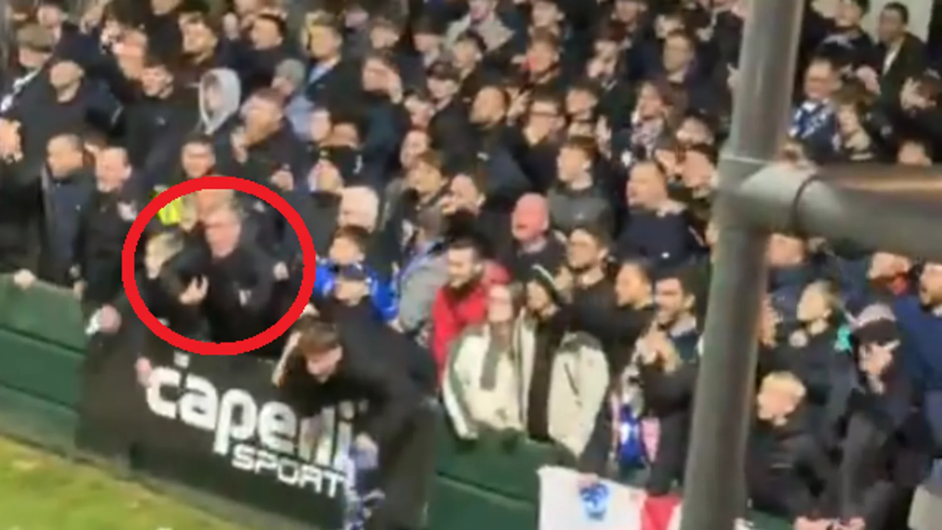 El hombre realizando el supuesto gesto de mono El hombre realizando el supuesto gesto de mono