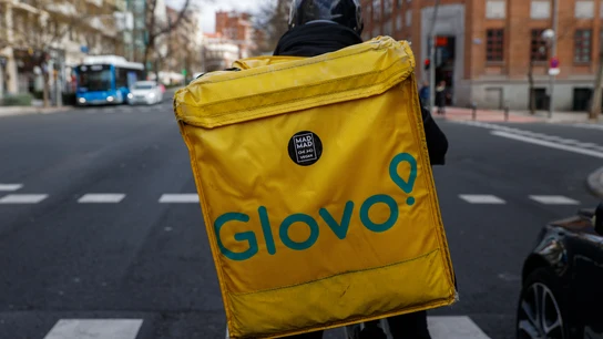Imagen de archivo de un repartidor de Glovo Imagen de archivo de un repartidor de Glovo