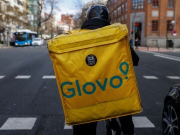 Imagen de archivo de un repartidor de Glovo