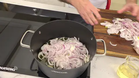 Pela las cebollas, córtalas en juliana fina, introdúcelas en la cazuela Pela las cebollas, córtalas en juliana fina, introdúcelas en la cazuela