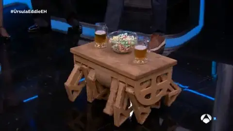 ¡Una mesa que camina! Su inventor explica en El Hormiguero esta obra de arte de la ingeniería y de la carpintería ¡Una mesa que camina! Su inventor explica en El Hormiguero esta obra de arte de la ingeniería y de la carpintería
